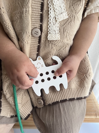 Milin Small Wooden Lacing Toy Cat aktivity hračka