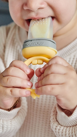 Minikoioi Feeder Teether Grey/ Yellow kŕmiace hryzadielko
