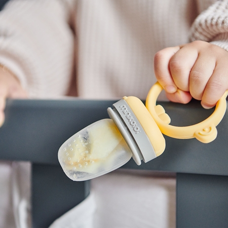Minikoioi Feeder Teether Grey/ Yellow kŕmiace hryzadielko