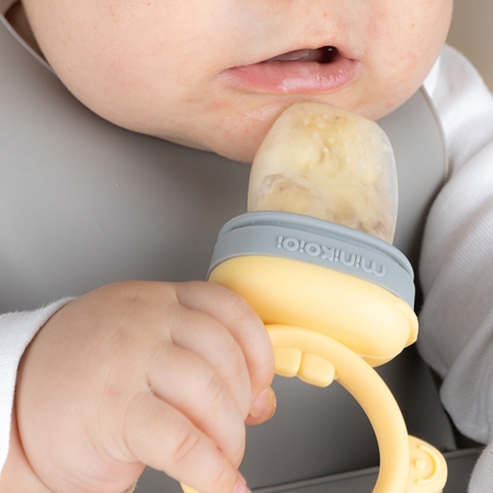 Minikoioi Feeder Teether Grey/ Yellow kŕmiace hryzadielko