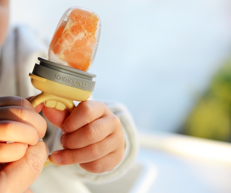 Minikoioi Feeder Teether Grey/ Yellow kŕmiace hryzadielko
