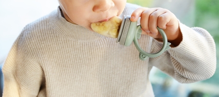 Minikoioi Feeder Teether River Green/ Powder Grey matande bett