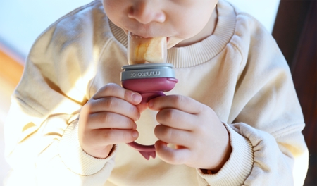 Minikoioi Feeder Teether Velvet Rose / Powder Grey krmící kousátko