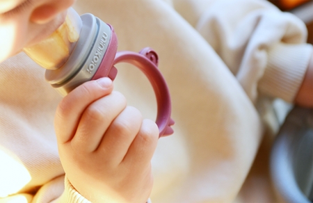 Minikoioi Feeder Teether Velvet Rose / Powder Grey krmící kousátko