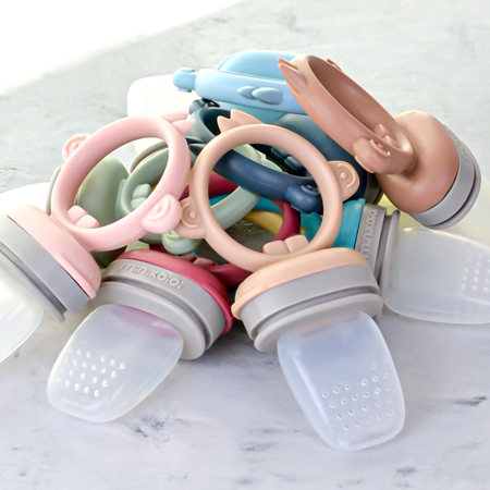 Minikoioi Feeder Teether Velvet Rose / Powder Grey krmící kousátko