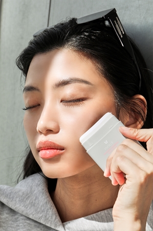 Mizon Inout Smooth Mineral Sun Stick minerálny ochranný krém na tvár a citlivé partie v tyčinke