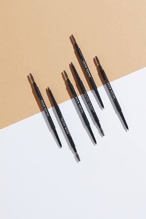 MUA Makeup Academy Brow Define natančni svinčnik za obrvi s krtačko