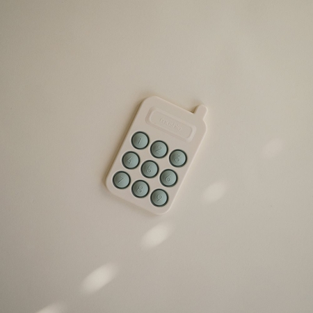 Mushie Pop-It Phone interaktív játék gyermekeknek