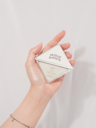 MUZIGAE MANSION Fitting Highlighter helmimäinen korostusväri