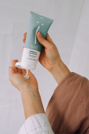 Naif Personal Care Conditioner der nährende Conditioner für alle Haartypen