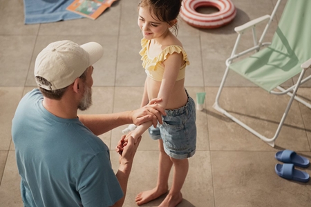 Naif Baby & Kids Mineral Sunscreen SPF 50 sprej na opalování pro děti od narození