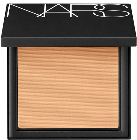 NARS All Day Luminous posvetlitveni kompaktni make-up s pudrastim učinkom