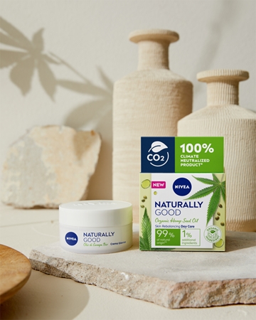 NIVEA Naturally Good Organic Hemp Seed Oil beruhigende Tagescreme mit Hanföl