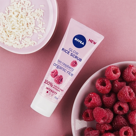 NIVEA Rice Scrub Raspberry kirkastava kuorinta herkälle iholle