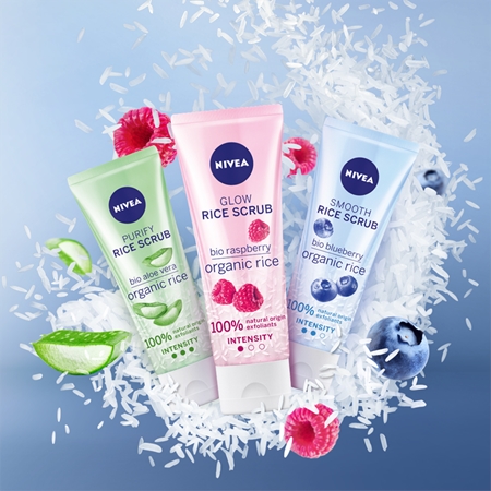 NIVEA Rice Scrub Raspberry kirkastava kuorinta herkälle iholle