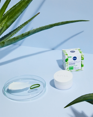 NIVEA Naturally Good crema iluminadora de día