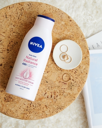 NIVEA Natural Radiance Kroppslotion Med en lätt tonande effekt