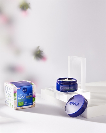 NIVEA Naturally Good нощен крем против първи бръчки