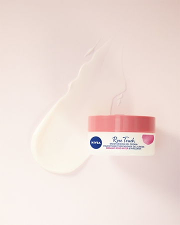 NIVEA Rose Touch crema hidratante con textura de gel