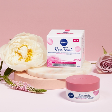 NIVEA Rose Touch crema hidratante con textura de gel
