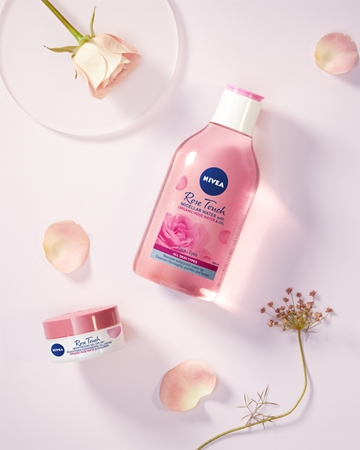NIVEA Rose Touch crema hidratante con textura de gel