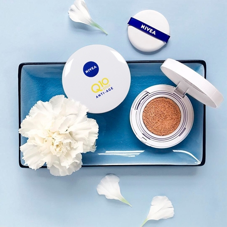 NIVEA Q10 Cushion Pečující tónovací krém v houbičce
