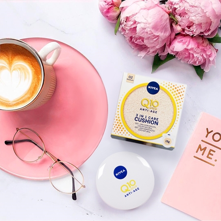 NIVEA Q10 Cushion Pečující tónovací krém v houbičce