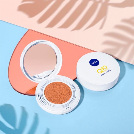 NIVEA Q10 Cushion Pečující tónovací krém v houbičce