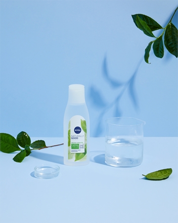 NIVEA Naturally Good čisticí pleťová voda
