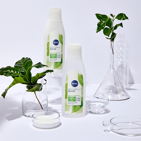 NIVEA Naturally Good čisticí pleťová voda