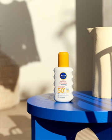 NIVEA SUN Protect & Sensitive слънцезащитен спрей SPF 50+