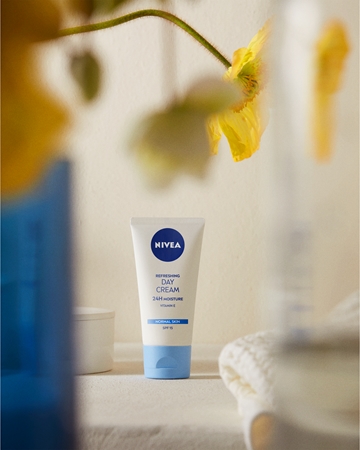 NIVEA Refreshing hydratisierende Tagescreme SPF 15
