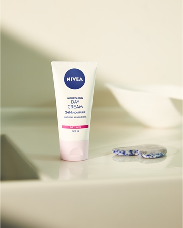 NIVEA Nourishing tápláló nappali krém száraz bőrre