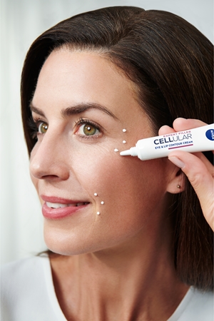 NIVEA Cellular Expert Filler učvršćujuća krema za konture očiju i usana s hijaluronskom kiselinom