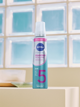 NIVEA Diamond Volume penové tužidlo pre objem a lesk