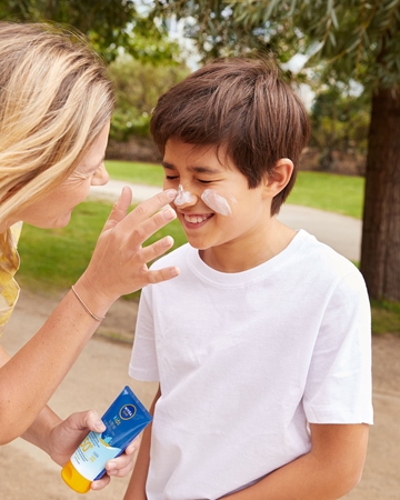 NIVEA SUN Protect & Play naptej gyermekeknek SPF 50+