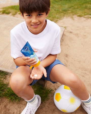 NIVEA SUN Protect & Play naptej gyermekeknek SPF 50+