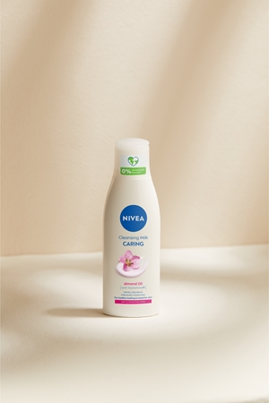 NIVEA Almond Oil čisticí mléko s mandlovým olejem