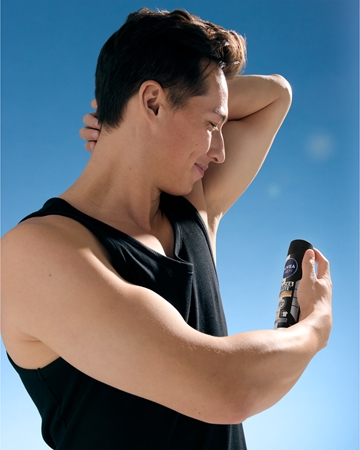 NIVEA MEN Invisible Black & White antiperspirant v pršilu za moške