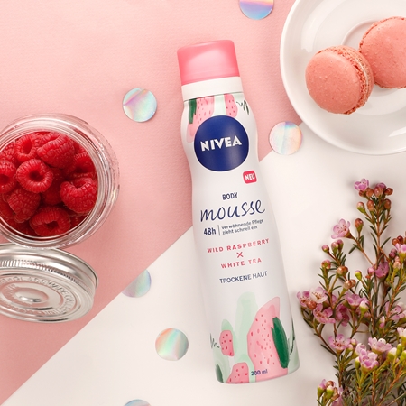 NIVEA Wild Raspberry & White Tea kuscheliger Körperschaum für intensive Hydratisierung