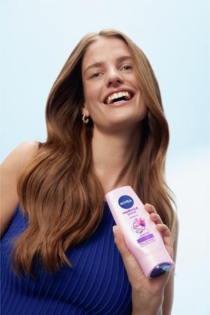 NIVEA Hairmilk Natural Shine Nourishing Conditioner