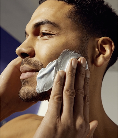 NIVEA MEN Sensitive gél na holenie s upokojujúcim účinkom