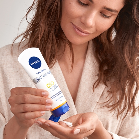 NIVEA Q10 Anti-Age Care crema per le mani per rinnovare l'elasticità della pelle
