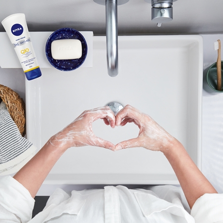 NIVEA Q10 Anti-Age Care crema per le mani per rinnovare l'elasticità della pelle