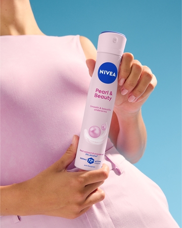 NIVEA Pearl & Beauty antiperspirant ve spreji 72h