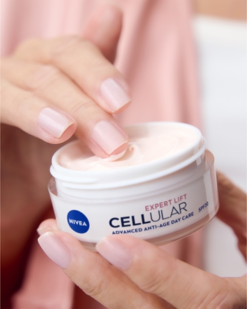 NIVEA Hyaluron Cellular Filler vypĺňajúci denný krém SPF 30