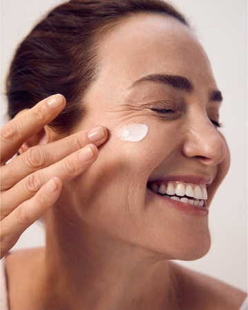 NIVEA Hyaluron Cellular Filler vypĺňajúci denný krém SPF 30