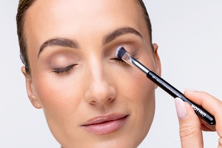 Notino Makeup Brushes Professional Angled Eyeshadow Shader Make-Up Brush 203 пензлик для нанесення тіней