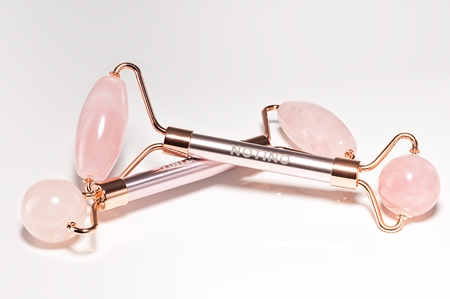 Notino Charm Collection Rose quartz massage roller for face Massaaživahend näole