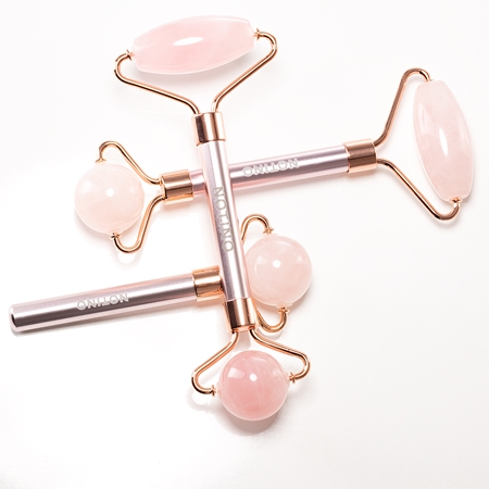 Notino Charm Collection Rose quartz massage roller for eyes hierontarulla silmänympäryksiin